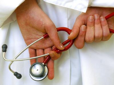 Nach einer neuen Studie zahlen viele Kliniken «Fangprämien» für Patienten. Foto: Patrick Pleul/Symbolbild Stethoskop