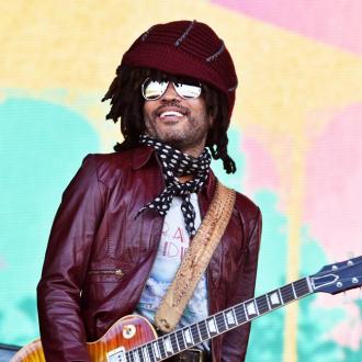Der Sänger gesteht, dass es viel ''Arbeit'' benötigte, ein freundschaftliches Verhältnis zu seiner Ex und ihrer Familie zu bewahren. Lenny Kravitz