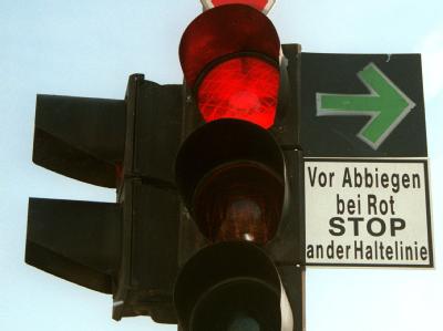 Der Grüne Pfeil kann seit 1994 auch in den alten Bundesländern eingesetzt werden. Grüner Pfeil