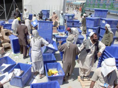 Kisten mit Stimmzetteln in Kabul während der ersten Rund der Präsidentschaftswahlen (Archiv). Wahlurnen in Kabul