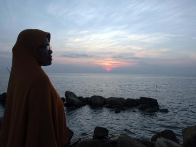 Eine Frau an einer Küste Indonesiens. Millionen Asiaten sind durch steigende Meeresspiegel bedroht. Foto: Hotli Simanjuntak/Archiv Küste