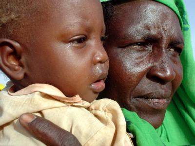Eine Mutter mit einem ihrer Kinder in einem Flüchtlingslager in der Krisenregion Nord-Darfur im Sudan. (Archivbild) Flüchtlinge