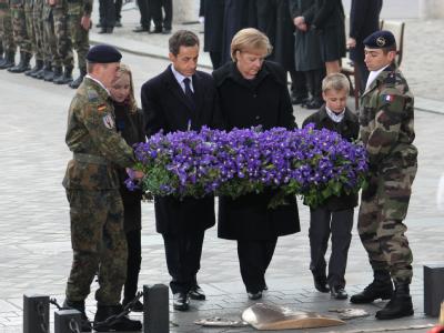 Frankreichs Präsident Sarkozy legt zusammen mit Kanzlerin Merkel am Grab des unbekannten Soldaten einen Kranz nieder. Merkel und Sarkozy