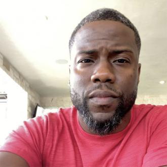 Der Darsteller soll sein graues Haar regelmäßig mit einer Farbe abdecken. Der Schauspieler gab zu, dass er schon immer mit grauen Härchen zu kämpfen hatte. Kevin Hart