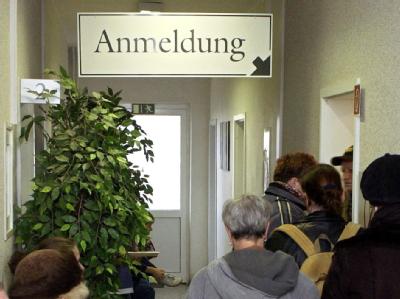 Nicht berufstätige Ehepartner und Kinder sollen auch künftig beitragsfrei bei den gesetzlichen Krankenkassen mitversichert bleiben (Symbolfoto) Arztpraxis