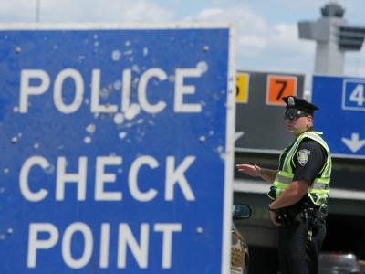 Sicherheitskontrolle: Ein Passagier hat in den USA mit einem unbedachten Kommentar Terroralarm ausgelöst. Sicherheitskontrolle