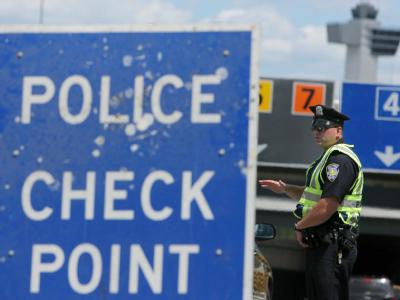 Sicherheitskontrolle an einem US-Flughafen (Archivbild): Osama bin Laden droht mit neuem Terror. Sicherheitsmaßnahme