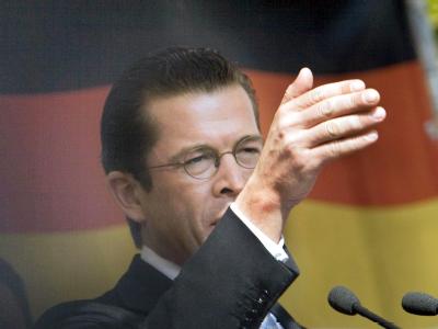 Bundeswirtschaftsminister Karl-Theodor zu Guttenberg bei einer Wahlveranstaltung der CSU. Zu Guttenberg