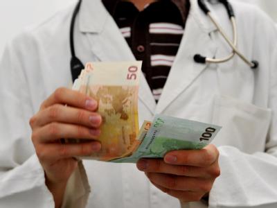 Betrügereien im Gesundheitswesen sorgen immer wieder für Schlagzeilen. Foto: Tobias Hase/Illustration Scheine und Stethoskop