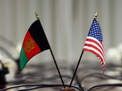 Die Flaggen Afghanistans und der USA auf einem Konferenztisch. 20 Monate war über das Partnerschaftsabkommen verhandelt worden. Foto: Jim lo Scalzo Flaggen-Duo