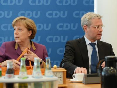 Norbert Röttgen und Kanzlerin Merkel bei einer Bundesvorstandssitzung der CDU. Foto: Rainer Jensen/Archivbild Merkel und Röttgen