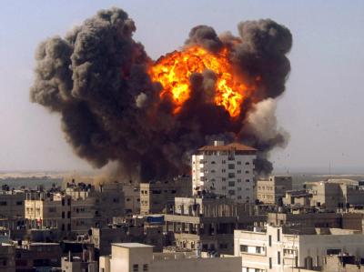 Ein israelisches Geschoss explodiert Mitte Januar im Gazastreifen. Laut Goldstone-Report wurden in dem Konflikt von beiden Seiten Kriegsverbrechen begangen. Gaza-Krieg