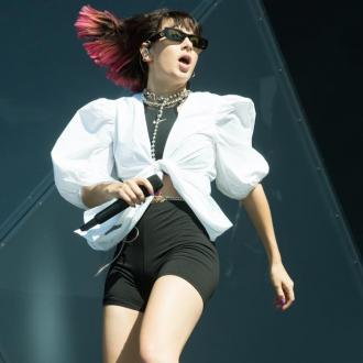 Die Sängerin macht sich nichts aus oberflächlichen Statussymbolen wie Geld und Ruhm. Glück könne man sich schließlich nicht kaufen. Charli XCX