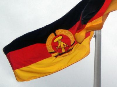 Die DDR-Regierung unter Hans Modrow hatte im Januar 1990 erklärt, dass die Postüberwachung am Tag vor dem Mauerfall eingestellt worden sei. DDR-Fahne