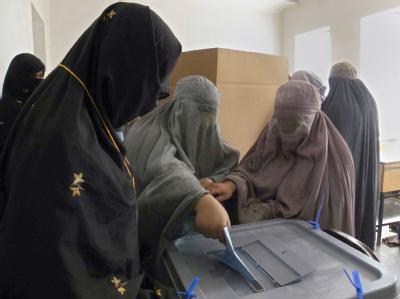 Verhüllte afghanische Frauen geben bei der Wahl am 18. September ihre Stimme ab. Stimmabgabe in Kandahar
