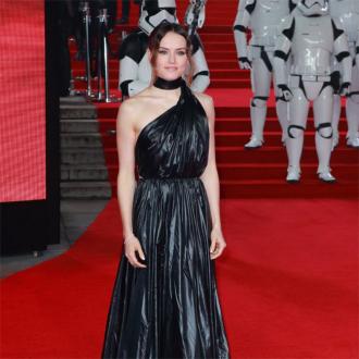 Die Beziehung von Rey und Kylo spitzt sich zu. Der Film soll auf die toxische Natur davon eingehen. Daisy Ridley