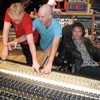R.E.M. werden die Einnahmen ihres Songs 'Fascinating' an 'Mercy Corps' spenden, eine Organisation, die sich für den Wiederaufbau nach dem Sturm auf den Bahamas einsetzt. R.E.M.