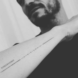 Die Tätowierung de Stars des Namens seines Sohnes im Morsecode ist falsch geschrieben. Orlando Bloom