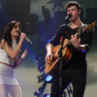 Der Sängerin fiel es anfangs in ihrer Beziehung mit Shawn Mendes schwer, zu ihrem Schatz ''Baby'' zu sagen. Camila Cabello und Shawn Mendes