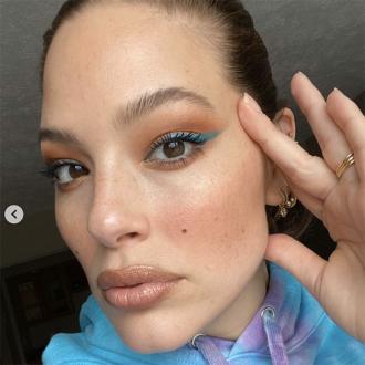 Das Modele macht sich für seine Online-Meetings trotz Quarantäne hübsch. Ashley Graham
