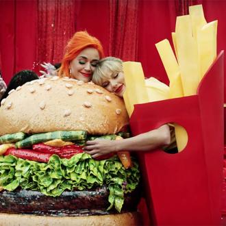 Die Sängerin hofft, ihr Waffenstillstand mit Taylor Swift ist ein gutes Vorbild für ihre jüngeren Fans. Katy Perry