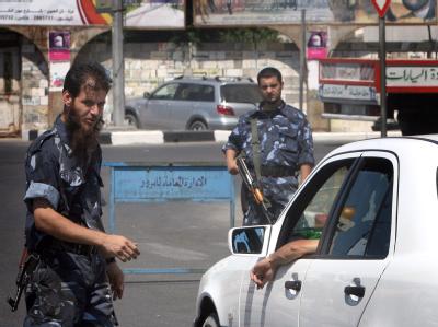 Polizeimänner der Hamas bei einer Wagenkontrolle im Gazastreifen. Wagenkontrolle