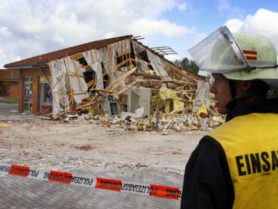Von der Bankfiliale in Malliß in Mecklenburg-Vorpommern blieben nur noch Trümmer - und ein unversehrter Tresor. Bankfiliale gesprengt