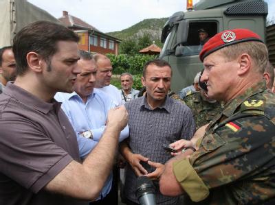Der serbische Unterhändler Borislav Stefanovic im Gespräch mit KFOR-Kommandant Erhard Bühler. (Bild vom 29.7.) Debatte