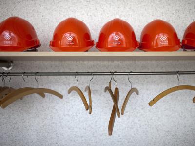 Was bringt die Zukunft? Schutzhelme von Beschäftigten der Wadan-Werft. Schutzhelme