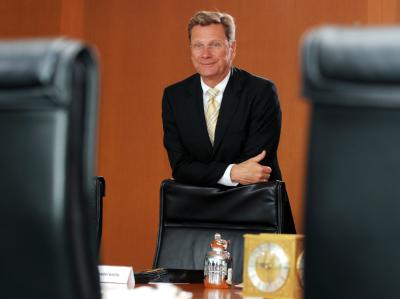 Bundesaußenminister Guido Westerwelle wartet im Bundeskanzleramt auf den Beginn einer Kabinettssitzung. Westerwelle