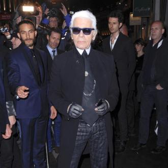 Der Designer hat die Ehre, den Baum in der Lobby des Luxus-Hotels Claridge's zu verschönern. Ende November wird er im Londoner Stadtteil Mayfair zu bestaunen sein. Karl Lagerfeld