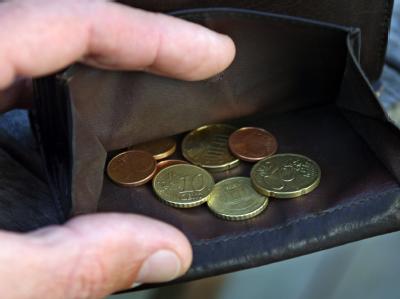 Nur noch wenige Münzen in der Brieftasche. Laut Statistik ist jeder Sechste in Deutschland arm. Fast leer