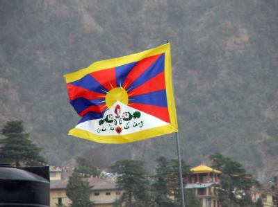 Die tibetische Fahne in einem indischen Dorf. Vor dem Jahrestag des Aufstands hat die kommunistische Führung in Peking Reisen nach Tibet untersagt. Fahne