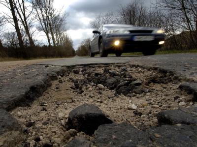 Die Kommunen sind klamm: Auch die Beseitigung der durch den Frost verursachten Straßenschäden wird wohl auf sich warten lassen. Schlagloch