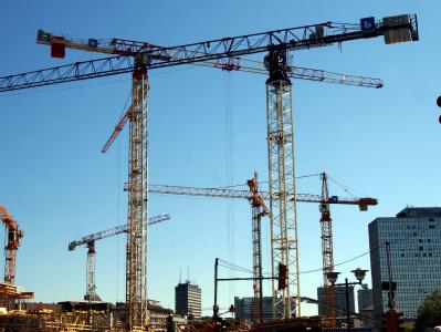 Konjunkturexperten korrigieren nach den jüngsten Konjunkturdaten ihre Wachstumsprognosen nach oben. Baukräne