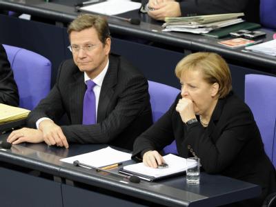Bundeskanzlerin Angela Merkel (CDU) und Bundesaußenminister Guido Westerwelle (FDP) auf der Regierungsbank im Bundestag. Auf der Regierungsbank