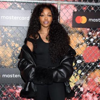 Die Sängerin hat mit Justin Timberlake und Brockhampton an neuer Musik zusammengearbeitet. Die amerikanische Künstlerin war überrascht, wie gut sie harmonierten. SZA - Mastercard
