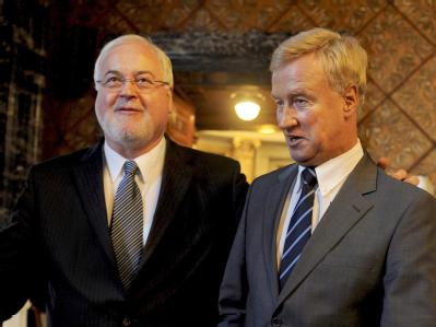 Der Ministerpräsident von Schleswig-Holstein, Carstensen (r), zusammen mit Hamburgs Erstem Bürgermeister von Beust. Carstensen und von Beust