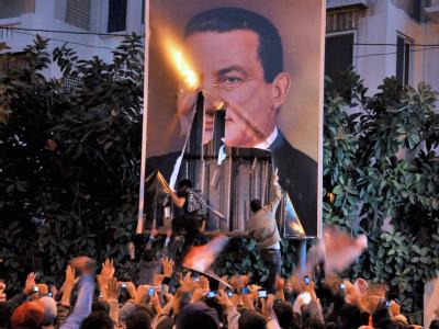 Demonstranten reißen in Alexandria ein Plakat von Präsident Mubarak in Stücke. Der Wut der Straße