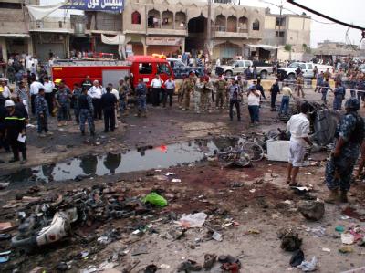 Iraker umringen den Ort eines Anschlags (Archivbild): Bei einer Explosion auf einem Marktplatz haben am Freitag viele Menschen ihr Leben verloren. Bombenanschlag