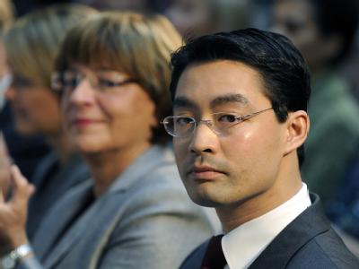 Bundesgesundheitsminister Rösler neben seiner Amtsvorgängerin Ulla Schmidt. Minister Rösler