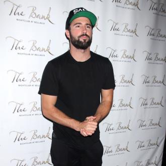 Dem 35-Jährige zufolge gibt es zu viel Negativität bezüglich Kaitlynn, nachdem sie kürzlich beim Knutschen mit Miley Cyrus gesichtet wurde. Der Star verteidigt seine Ex. Brody Jenner