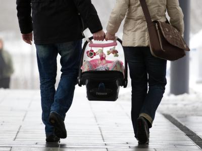 Noch nie sind in Deutschland so viele Kinder unehelich zur Welt gekommen wie im vergangenen Jahr. (Symbolbild) Eltern mit Kind