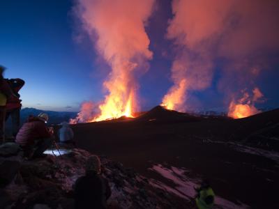Vulkanausbruch am Rande des Eyjafjalla-Gletschers auf Island. Island