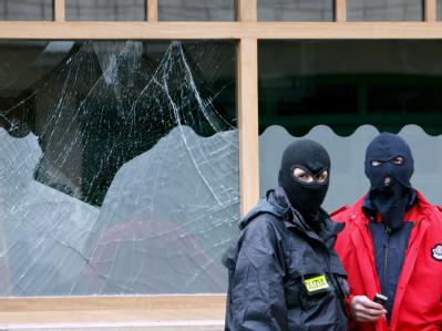 Vermummte Polizisten am Ort eines ETA-Anschlags im Baskenland. (Archivbild) Anschlagsort