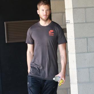 Der 35-Jährige veranstaltet regelmäßige geheime Fuballtreffen in Los Angeles und auf Ibiza. Unter den Spielern ist unter anderem Louis von One Direction. Calvin Harris