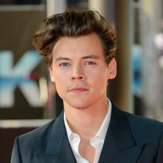 Der britische Musiker kann wegen der Corona-Krise nicht zurück in seine Heimat. Jetzt hat er verraten, was er in der Quarantäne unternimmt. Harry Styles