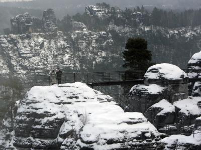 Verschneite Sandsteinfelsen in der Sächsischen Schweiz (Archivbild): Über einem felsigen und verschneiten Waldgebiet ist ein Kleinflugzeug abgestürzt. Sächsische Schweiz im Schnee
