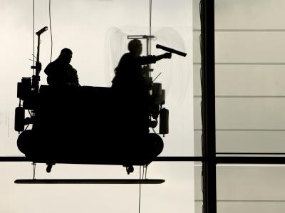 Fensterputzer in Berlin. Gut jeder fünfte Vollzeitarbeitnehmer ist im Niedriglohnsektor beschäftigt. Fensterputzer