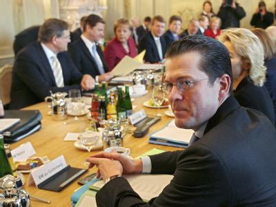 Bundesverteidigungsminister Karl Theodor zu Guttenberg (CSU, r) während der Kabinettssitzung im Schloss Meseberg. Bundesverteidigungsminister